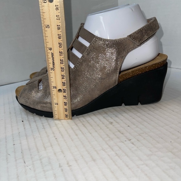 Comfortiva Women's Sandals 8M Gray Metallic Leather Pillowtop Slip On Open Toe - Picture 9 of 11